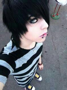Chico de la cultura EMO