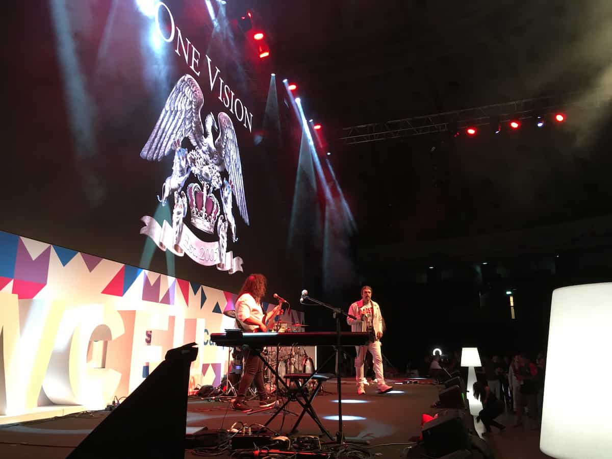 Tributo a Queen, grupo tocando en el escenario