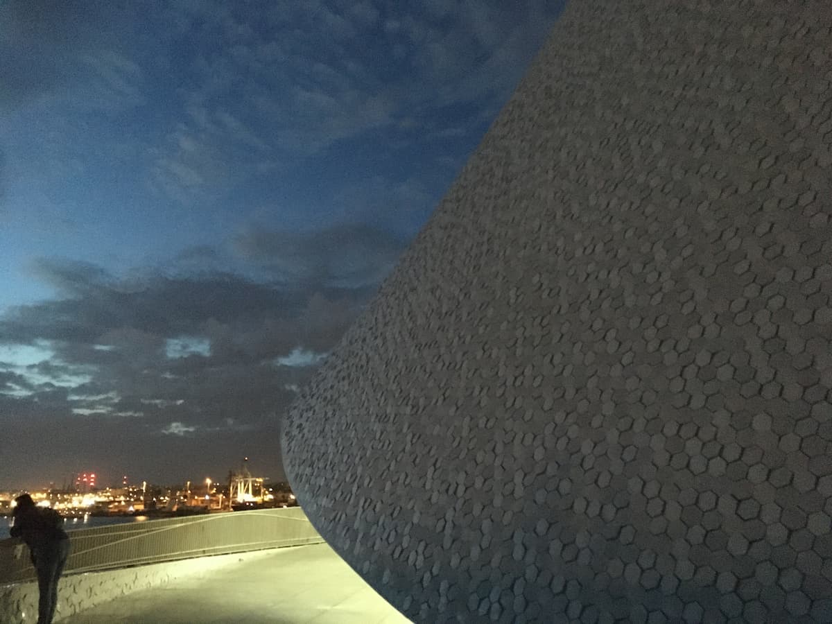 Detalle nocturno de la terminal de cruceros de Oporto