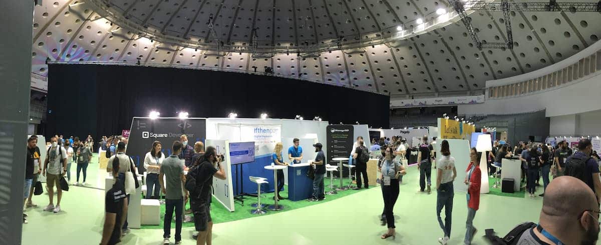 Panorámica de los stand de patrocinadores en WordCamp Europe 2022