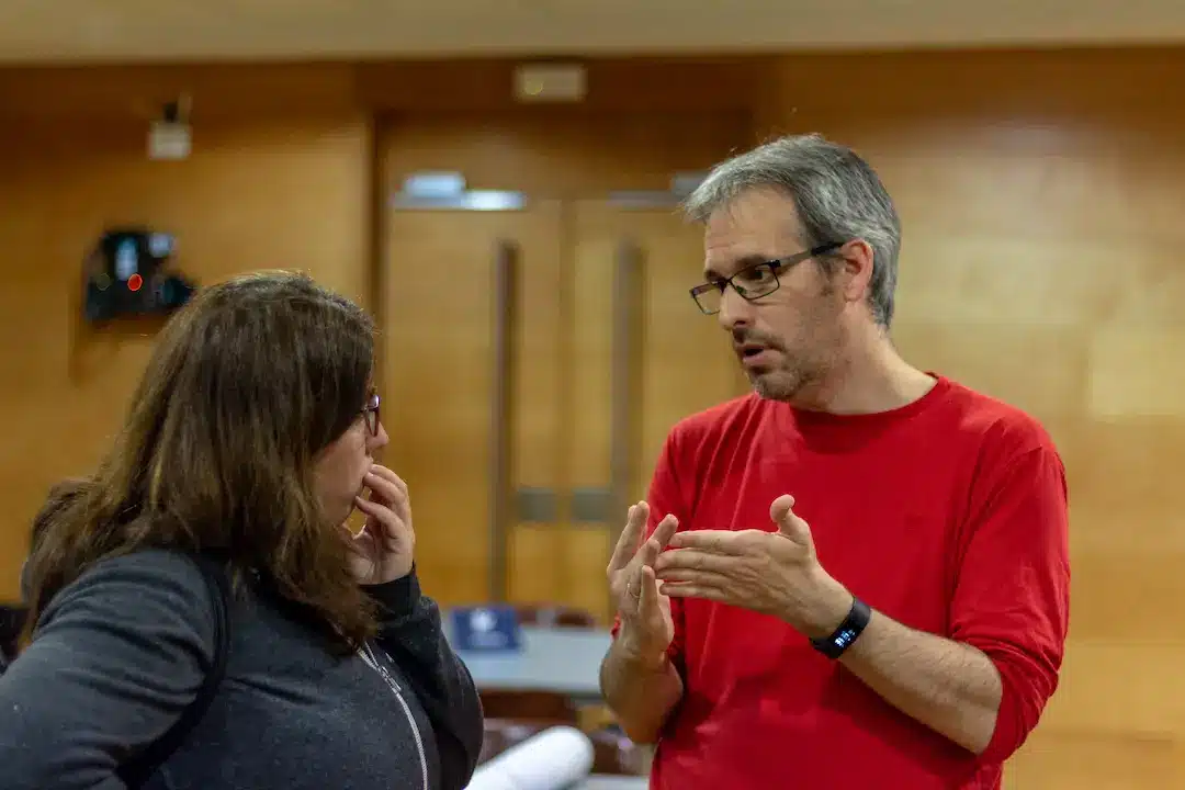Jesús Yesares hablando con Rocío Valdivia en WordCamp Granada