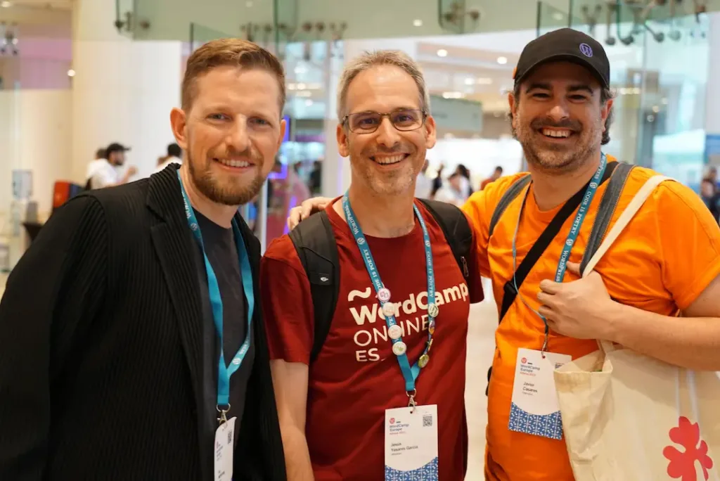 Javier Casares y yo con Matt Mullenweg en WCEU 2023
